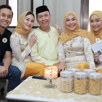 Ibunda Ayu Ting Ting, Umi Kalsum, membagikan momen Idul Adha 2026 keluarganya ke Instagram. Salah satu yang mencuri perhatian ialah kehadiran Kevin Gusnadi, pria yang digosipkan sedang dekat dengan Ayu Ting Ting. Foto: Instagram/@mom_ayting92_