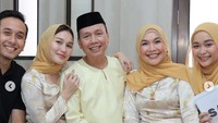 Kevin emang bukan sekali ini menghadiri acara keluarga Ayu Ting Ting. Sebelumnya di Idul Adha dan beberapa acara keluarga lainnya, Kevin, juga terlihat hadir. Foto: Instagram/@mom_ayting92_