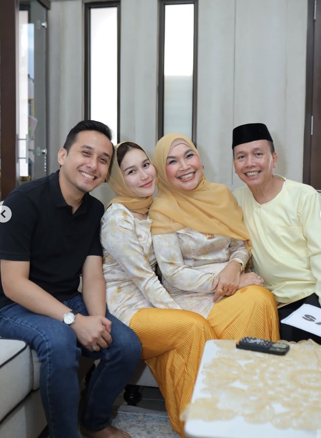 Kevin bahkan sempat berpose berempat bersama Ayu Ting Ting, Umi Kalsum, dan Ayah Rozak. Hal itu seolah membuktikan bahwa Kevin memang sudah dekat dengan keluarga Ayu. Foto: Instagram/@mom_ayting92_