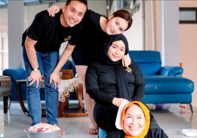 Kenakan kaos seragaman berwarna hitam, Kevin dan Ayu terlihat serasi. Sayangnya Ayu sendiri hingga kini masih enggan membagikan kebersamaannya dengan Kevin ke akun media sosial pribadinya. Foto: Instagram/@mom_ayting92_