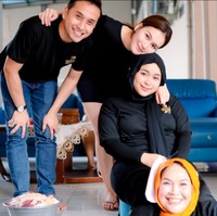 Kenakan kaos seragaman berwarna hitam, Kevin dan Ayu terlihat serasi. Sayangnya Ayu sendiri hingga kini masih enggan membagikan kebersamaannya dengan Kevin ke akun media sosial pribadinya. Foto: Instagram/@mom_ayting92_