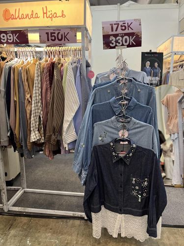 Bazar hijab hingga fashion muslim GlamLocal di Indonesia Women Fest 2026 resmi dibuka di ICE BSD, Hall 3A mulai dari 29-31 Mei 2025. Pengunjung antusias berburu diskon hingga 70% dan produk UMKM lokal. Bazar hijab hingga fashion muslim GlamLocal di Indonesia Women Fest 2026 resmi dibuka di ICE BSD, Hall 3A mulai dari 29-31 Mei 2025. Pengunjung antusias berburu diskon hingga 70% dan produk UMKM lokal.