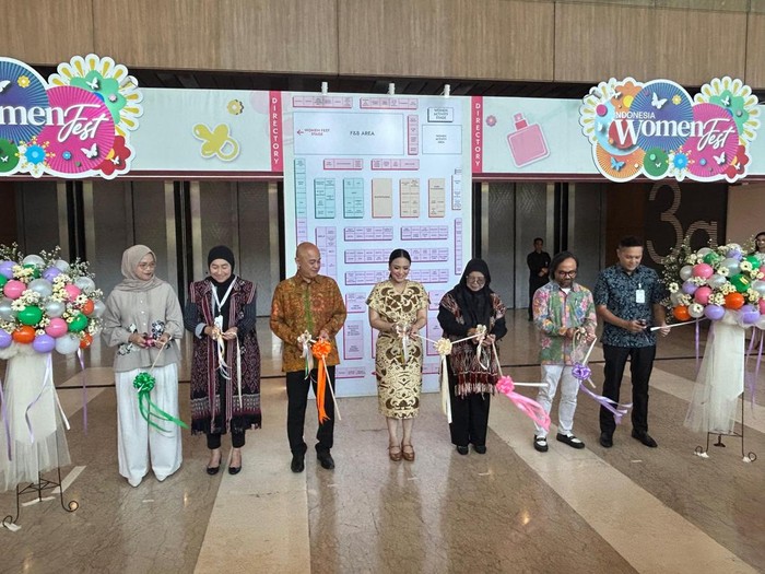 Bazar hijab hingga fashion muslim GlamLocal di Indonesia Women Fest 2026 resmi dibuka di ICE BSD, Hall 3A mulai dari 29-31 Mei 2025. Pengunjung antusias berburu diskon hingga 70% dan produk UMKM lokal.