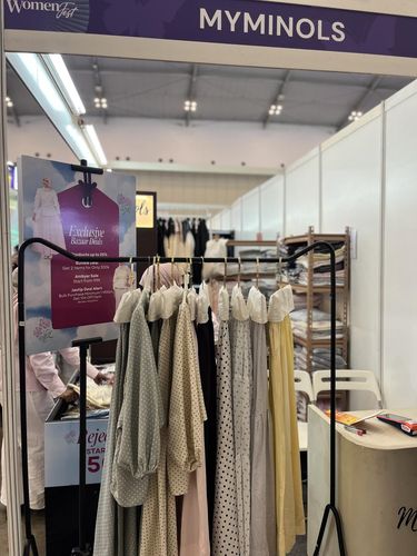 Bazar Hijab hingga Ffashion Muslim GlamLocal Bazar hijab hingga fashion muslim GlamLocal di Indonesia Women Fest 2026 resmi dibuka di ICE BSD, Hall 3A mulai dari 29-31 Mei 2025. Pengunjung antusias berburu diskon hingga 70% dan produk UMKM lokal.