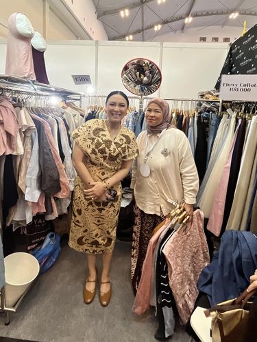Bazar Hijab hingga Ffashion Muslim GlamLocal Bazar hijab hingga fashion muslim GlamLocal di Indonesia Women Fest 2026 resmi dibuka di ICE BSD, Hall 3A mulai dari 29-31 Mei 2025. Pengunjung antusias berburu diskon hingga 70% dan produk UMKM lokal.