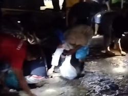 Dikira Emas, Warga Serbu Kupasan Marka Jalan Terbawa Banjir