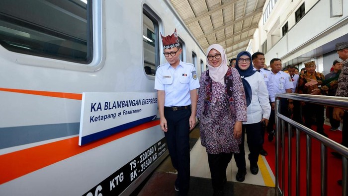 Bupati Ipuk saat meninjau fasilitas KA Blambangan Banyuwangi.