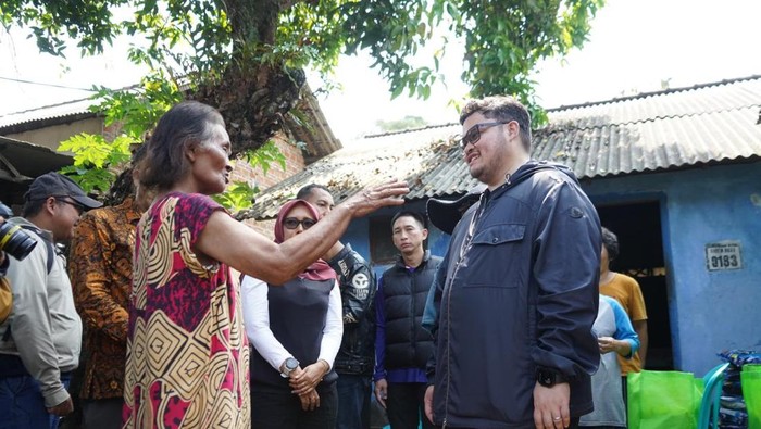 Bupati Kediri Mas Dhito blusukan bertemu penjual bunga