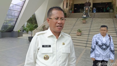 Bupati Kupang, Yosef Lede saat diwawancarai detikBali, di Kupang, Jumat (29/5/2026). Foto: Simon Selly/detikBali