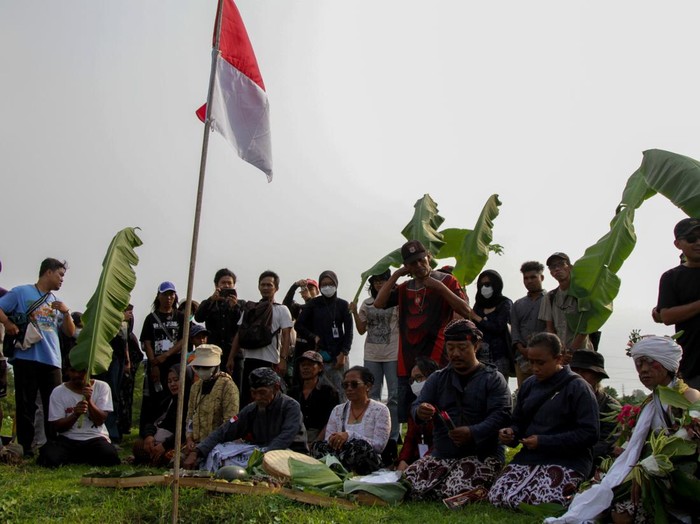 Warga korban Lumpur Lapindo bersama aktivis melakukan ritual Sambang Buyut untuk memperingati 20 tahun bencana Lumpur Lapindo di tanggul penahan lumpur Porong, Sidoarjo, Jawa Timur, Jumat (29/5/2026). Warga dan aktivis memanjatkan doa serta membawa hasil bumi dalam ritual tersebut untuk mengenang leluhur desa serta sebagai bentuk keprihatinan karena banyak warga terdampak yang masih hidup dalam keterbatasan ekonomi, kesehatan, dan lingkungan yang belum sepenuhnya teratasi. ANTARA FOTO/Umarul Faruq/tom.