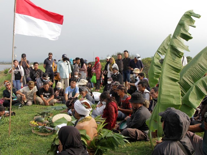 Warga korban Lumpur Lapindo bersama aktivis melakukan ritual Sambang Buyut untuk memperingati 20 tahun bencana Lumpur Lapindo di tanggul penahan lumpur Porong, Sidoarjo, Jawa Timur, Jumat (29/5/2026). Warga dan aktivis memanjatkan doa serta membawa hasil bumi dalam ritual tersebut untuk mengenang leluhur desa serta sebagai bentuk keprihatinan karena banyak warga terdampak yang masih hidup dalam keterbatasan ekonomi, kesehatan, dan lingkungan yang belum sepenuhnya teratasi. ANTARA FOTO/Umarul Faruq/tom.