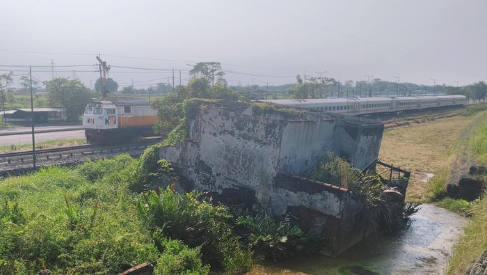 Dua rumah di Kelurahan Siring, Kecamatan Porong, Sidoarjo yang telah rusak dengan kondisi miring diduga karena penurunan tanah.