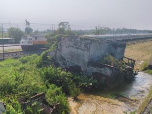 2 Rumah Miring di Siring Sidoarjo Jadi Bukti Dampak Penurunan Tanah