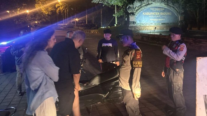 Polisi ke Puspem Badung mendatangi dua WNA yang mengaku dijambret di Jalan Padang Luwih Dalung, Kuta Utara, Jumat dini hari (29/5/2026).
