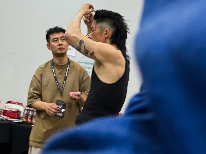 Edric Tjandra bertemu Vaness Wu di belakang panggung.