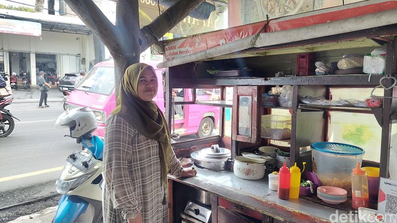 Endi Sunarya (41) dan Imas Nurlaela (38), pasangan suami istri, sukses meneruskan usaha Batagor Gembira yang dirintis orang tuanya sejak tahun 1986.