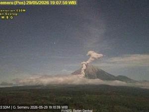Gunung Semeru Erupsi Lagi Malam Ini, Tinggi Awan Panas Capai 2 Km