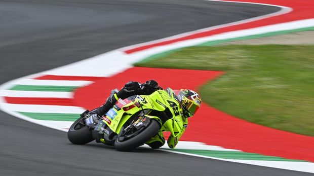 fabio di giannantonio fabio diggia pertamina enduro vr46 ducati motogp italia mugello practice motogp motogp 2026 SCARPERIA, ITALY - MAY 29: Fabio Di Giannantonio of Italy riding the Pertamina Enduro VR46 Ducati (49) during free practice ahead of the MotoGP of Italy at Mugello Circuit on May 29, 2026 in Scarperia, Italy. (Photo by Gold & Goose Photography/Getty Images)