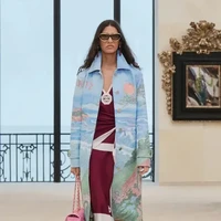 Menariknya, mantel tersebut merupakan bagian dari koleksi wanita. Pada runway yang digelar tahun lalu, mantel dengan detail kancing cokelat dan lapel besar ini juga diperagakan oleh model perempuan. Foto: Instagram/@chanelofficial