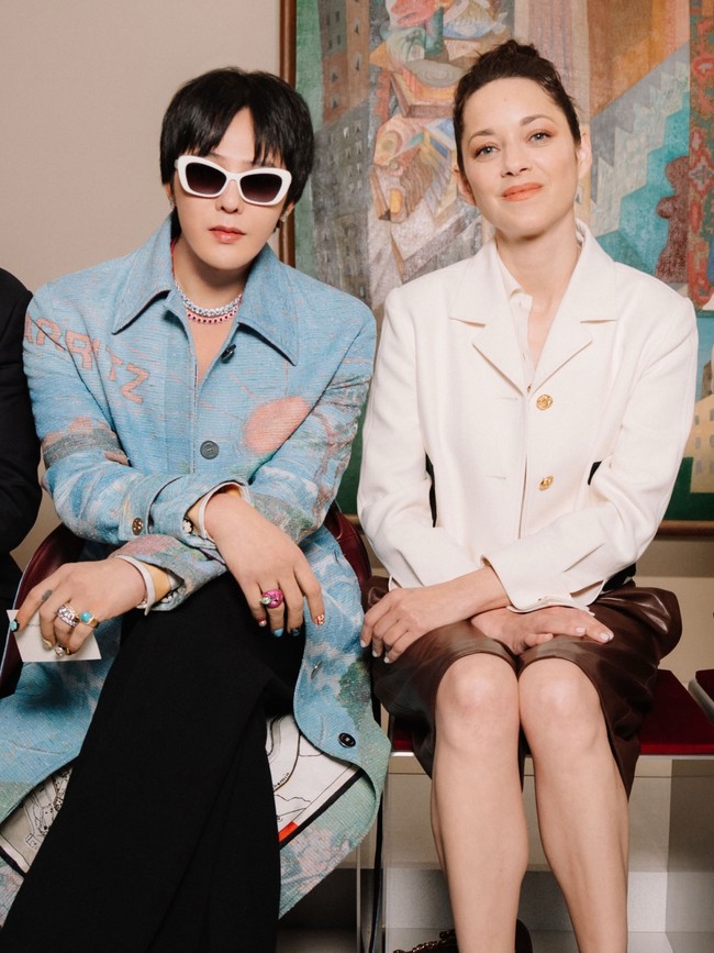 Meski begitu, gayanya tetap terlihat maskulin, dengan sentuhan flamboyan khas dirinya. Foto: Instagram/@chanelofficial