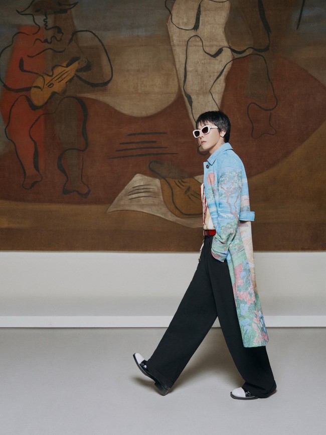 Bak artwork berjalan, ia mengenakan coat panjang yang menggambarkan keindahan Biarritz, lokasi gelaran Chanel Cruise 2026 show. Foto: Instagram/@chanelofficial