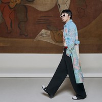 Bak artwork berjalan, ia mengenakan coat panjang yang menggambarkan keindahan Biarritz, lokasi gelaran Chanel Cruise 2026 show. Foto: Instagram/@chanelofficial