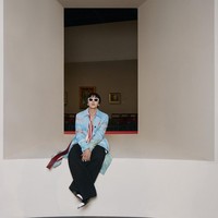 G-Dragon memadukan mantel dengan blouse dan celana panjang hitam. Tak lupa kacamata hitam dan kalung rantai bertumpuk sebagai aksesori pelengkap gaya. Foto: Instagram/@chanelofficial