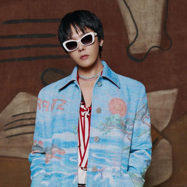 6 Gaya Flamboyan G-Dragon Pakai Mantel Wanita di Acara Chanel