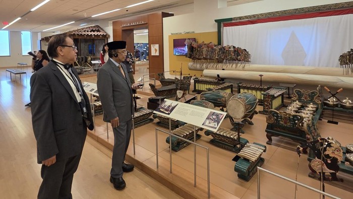 Dubes RI untuk Amerika Serikat, Indroyono Soesilo menengok gamelan di Musical Instrument Museum, AS