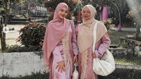 Pelantun lagu Jiwa yang Bersedih itu juga sempat berfoto dengan ibunda tercinta, Endang Winarni. Mereka tampak mengenakan baju Lebaran dengan warna senada.