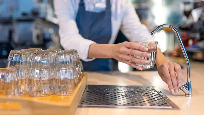 Tak Diberi Air Minum Gratis saat Makan, Turis Ini Tuntut Hotel Rp56 Juta