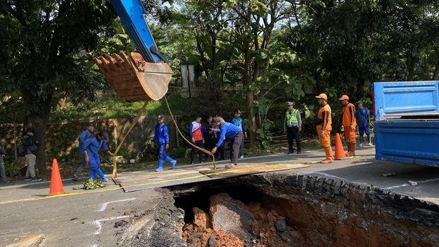 Ekskavator diterjunkan benahi jalan amblas di Lenteng Agung, Jaksel, Jumat (29/5/2026).