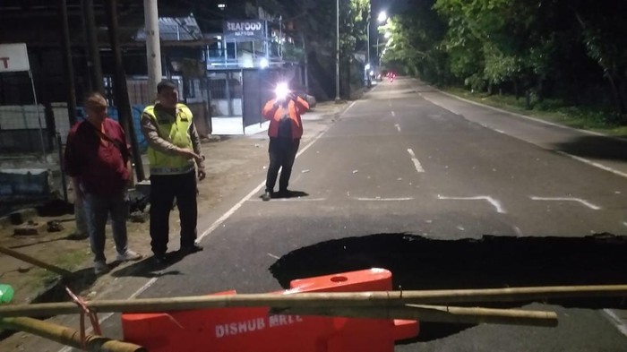 Jalan amblas di Lentang Agung, Jagakarsa, Jakarta Selatan.