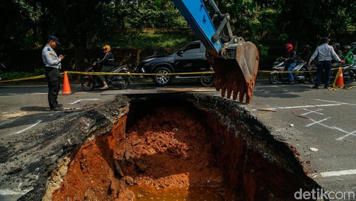 Jalan Raya Lenteng Agung, Jakarta Selatan, mengalami amblas hingga memicu penyempitan arus lalu lintas, Jumat (29/5/2026).