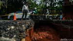 Jalan Amblas di Lenteng Agung Picu Macet Panjang