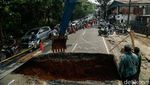 Jalan Amblas di Lenteng Agung Picu Macet Panjang