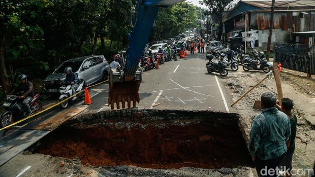 Jalan Raya Lenteng Agung, Jakarta Selatan, mengalami amblas hingga memicu penyempitan arus lalu lintas, Jumat (29/5/2026).