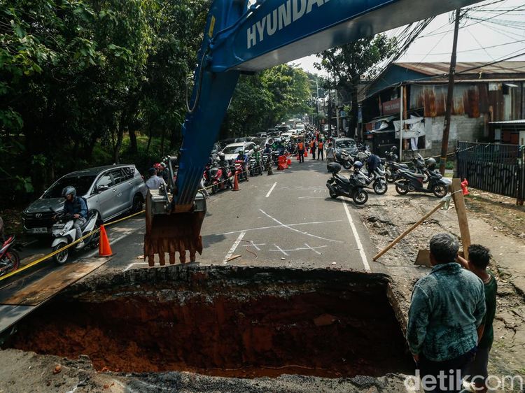 Jalan Amblas di Lenteng Agung Picu Macet Panjang