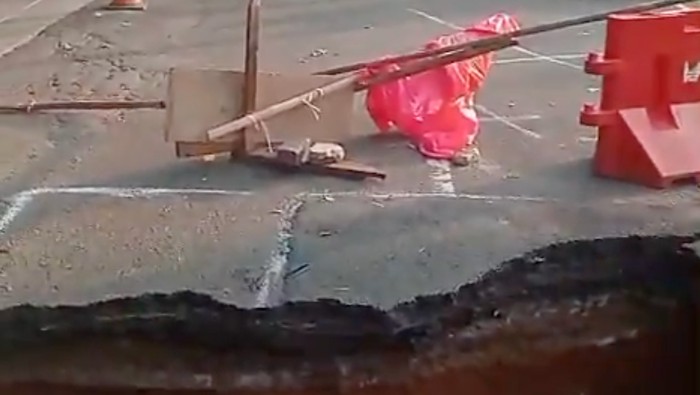 Jalan amblas di Lenteng Agung, Jaksel bikin lalu lintas, Jumat (29/5/2026) pagi ini macet.