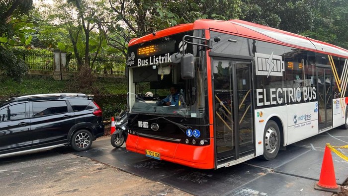 Jalan amblas di Lenteng Agung kini bisa dilalui setelah ditutup pelat besi. (Devi/detikcom)