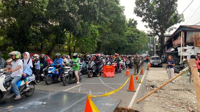 Jalan amblas di Lenteng Agung, kini bisa dilalui setelah ditutup pelat besi. (Devi/detikcom)