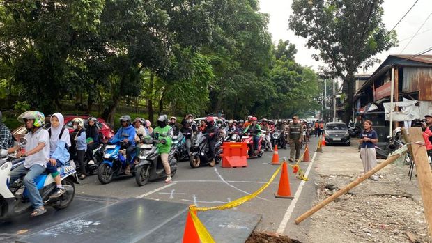 Jalan amblas di Lenteng Agung, kini bisa dilalui setelah ditutup pelat besi. (Devi/detikcom)