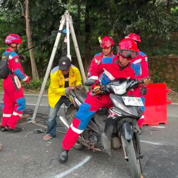Jalan Raya Lenteng Agung di Jakarta Selatan (Jaksel) amblas hingga menimbulkan lubang cukup besar. Seorang pemotor terperosok lubang di jalan tersebut. (dok Damkar)
