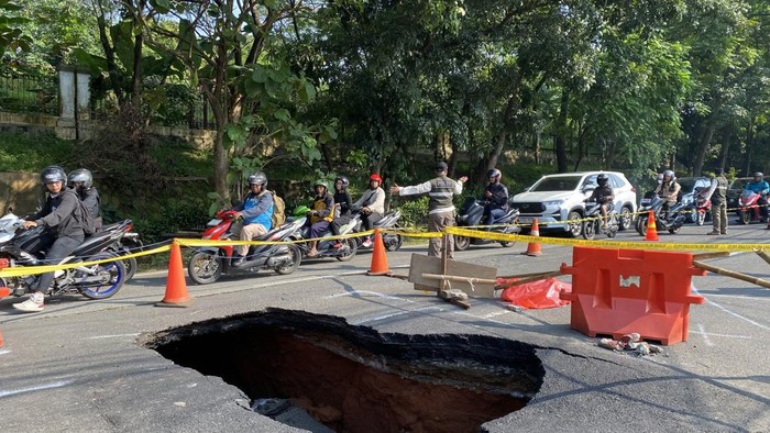 Jalan Raya Lenteng Agung, Jagakarsa, Jakarta Selatan (Jaksel), arah Depok, amblas.
