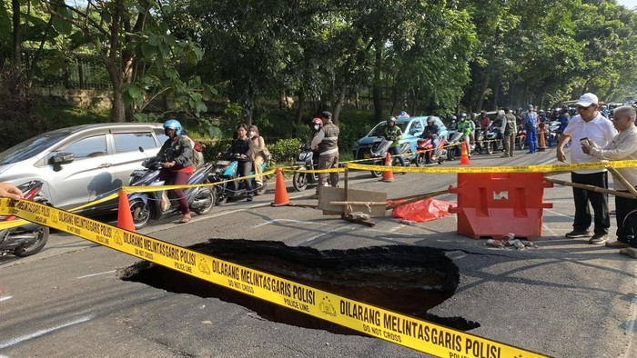 Jalan Raya Lenteng Agung, Jagakarsa, Jakarta Selatan (Jaksel), arah Depok, amblas.