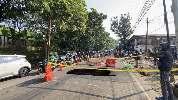 Jalan Raya Lenteng Agung, Jagakarsa, Jakarta Selatan (Jaksel), arah Depok, amblas.