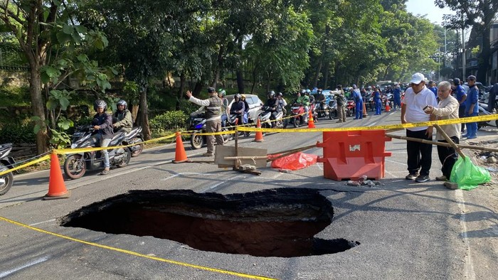Jalan Raya Lenteng Agung, Jagakarsa, Jakarta Selatan (Jaksel), arah Depok, amblas.