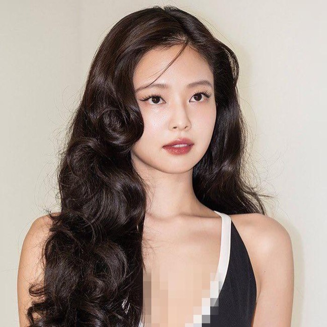 Gaya Baddie Jennie BLACKPINK di Show Chanel, Berbalut Bra Saat After Party