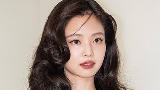 Gaya Baddie Jennie BLACKPINK di Show Chanel, Berbalut Bra Saat After Party