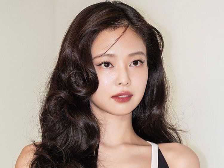 Gaya Baddie Jennie BLACKPINK di Show Chanel, Berbalut Bra Saat After Party